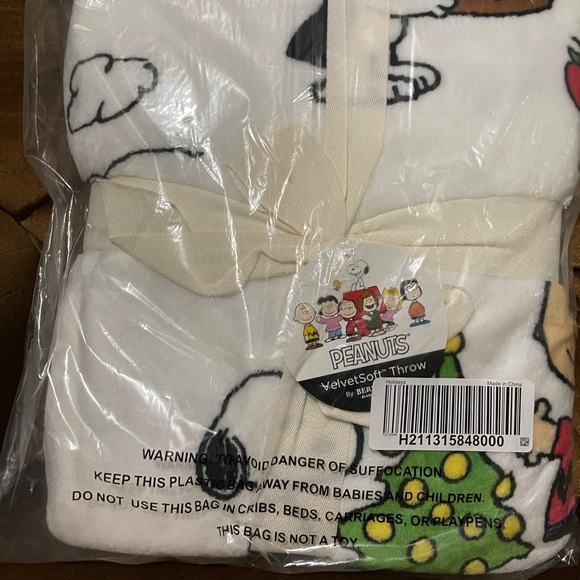 Berkshire Peanuts VelvetSoft Throw Blanket - Halloween/Thanksgiving/Christmas - Picture 2 of 5